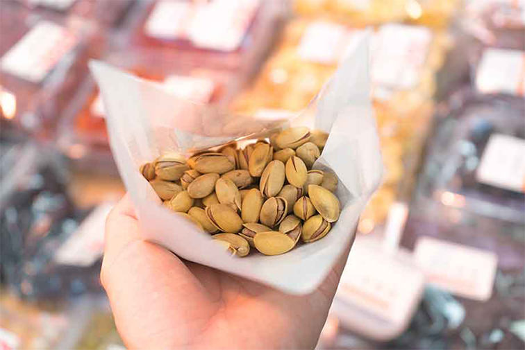 海外での量り売りの様子。※小島屋ではありません