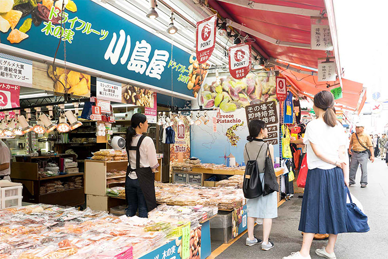 ナッツをつまんでアメ横を歩きながら… 新しいアメ横の魅力に出会えるかもしれません。