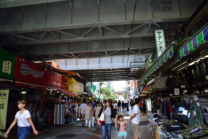 ❹高架下交差点付近(中央通り向き)